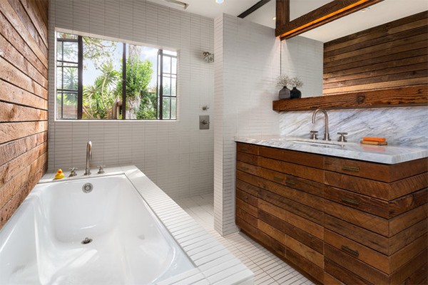 Отделка ванной комнаты деревом – безупречная классика стиля